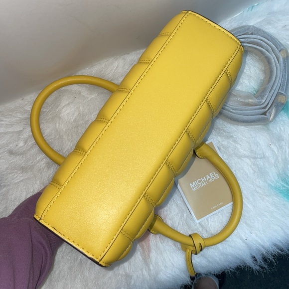 NWT Michael Kors ‘Sheila’ Small Center Zip Non-Leather Satchel - Picture 4 of 14